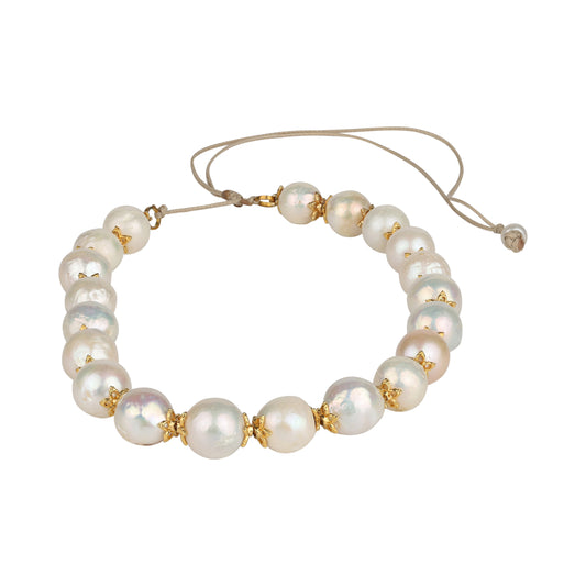 Elegant white pearls pendant choker necklace with golden accents, showcasing a stylish accessory with a feminine touch.