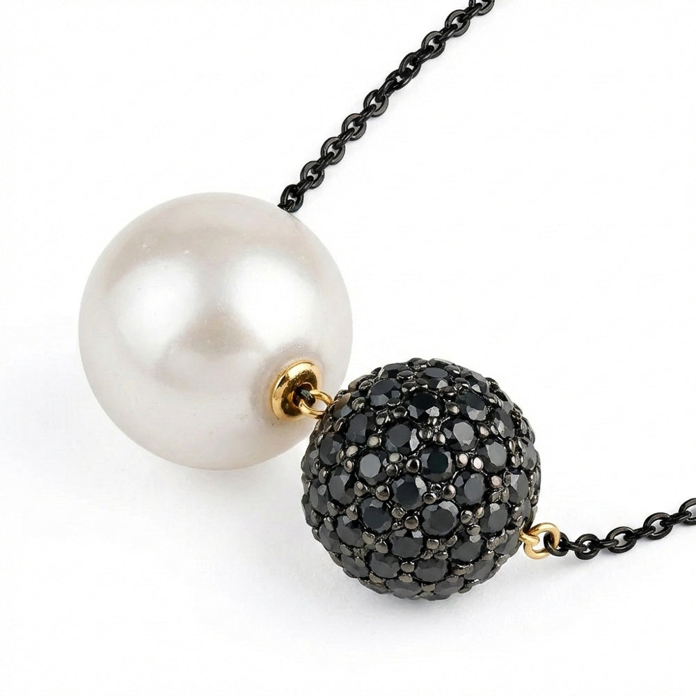 Close up of the Elegant Necklace Zephyr on chain with a freshwater pearl and a ball of black spinel-JLLPearl