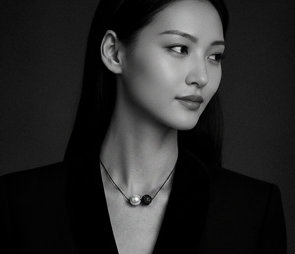 Elegant Necklace Zephyr on chain with a freshwater pearl and a ball of black spinel-JLLPearl