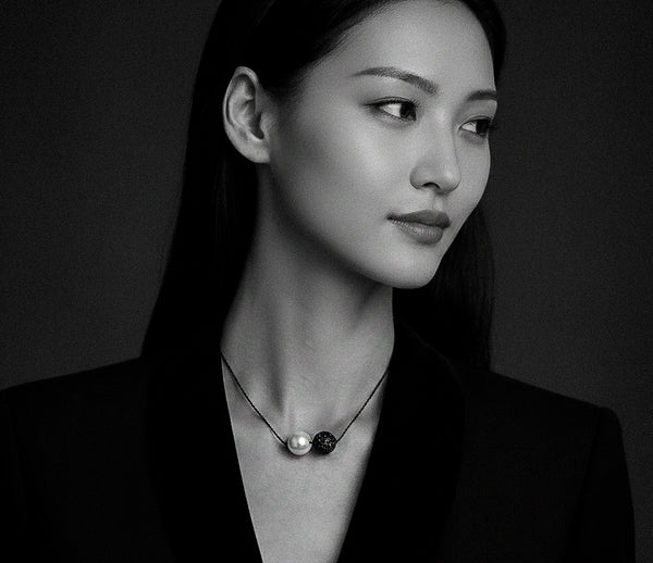 Elegant Necklace Zephyr on chain with a freshwater pearl and a ball of black spinel-JLLPearl