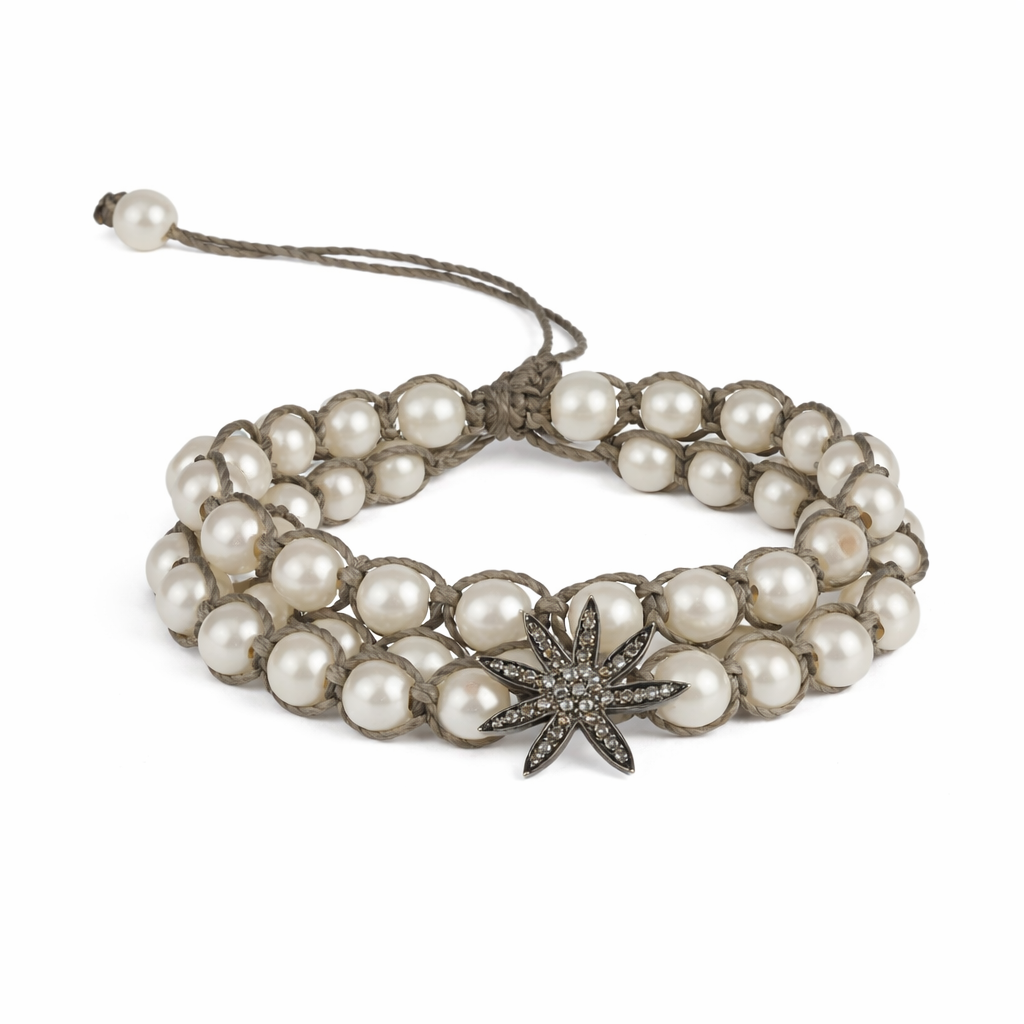 A three-round freshwater pearl bracelet with a silver gray thread and a silver star adorned with champagne diamonds.